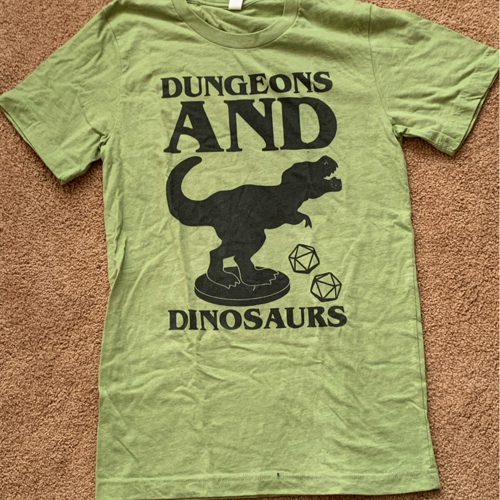 Dungeons and Dinosaurs Green T-shirt Mens size small. Dungeons and Dragons